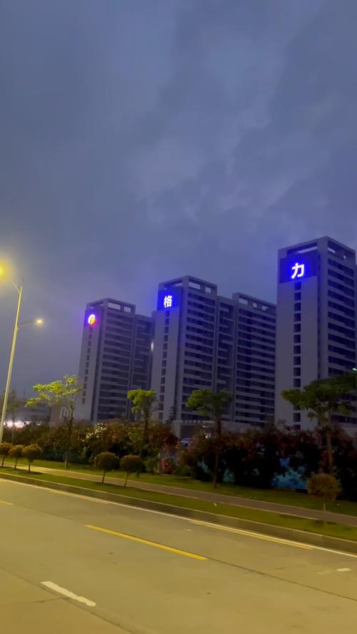格力电器在珠海经济技术开发区(金湾区平沙镇)的工厂很大,同时